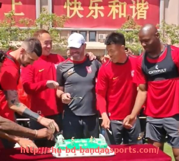 半岛体育-实况足球游戏中中超球队与英超球队对抗的模拟玩法