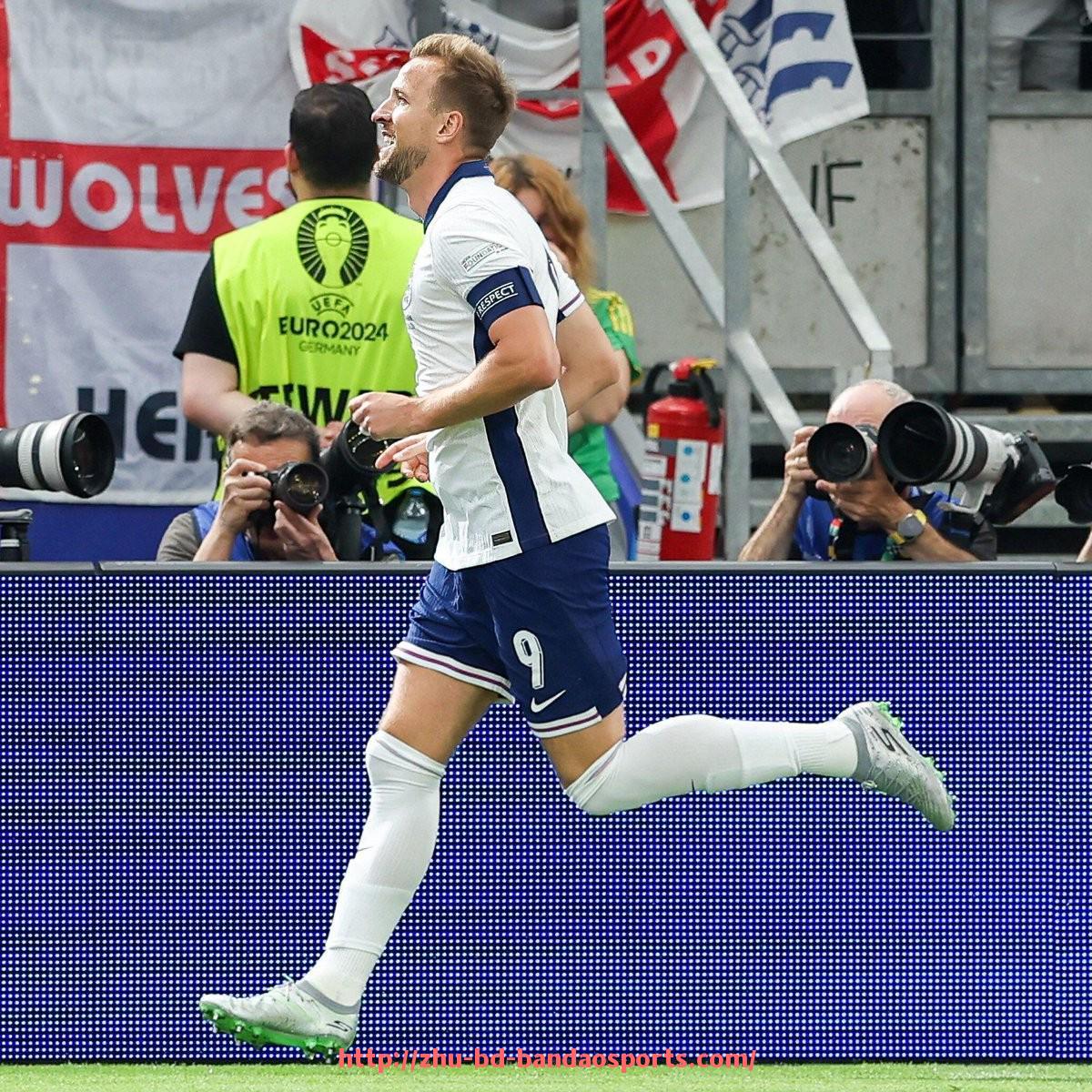 半岛体育-世俱杯最新积分榜出炉：小组排名与晋级形势分析